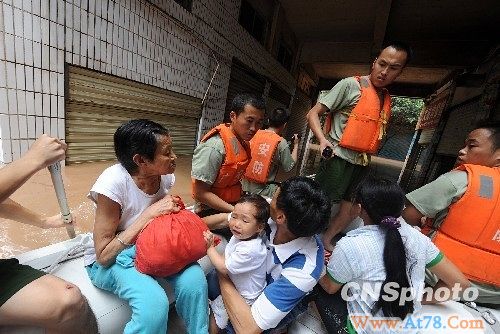 四川强降雨已致30人死亡32人失踪(图)