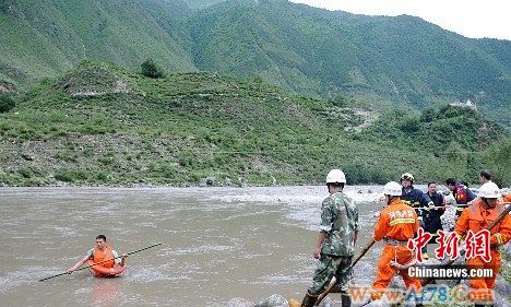 组图：四川甘孜交通事故已致2死24失踪12伤