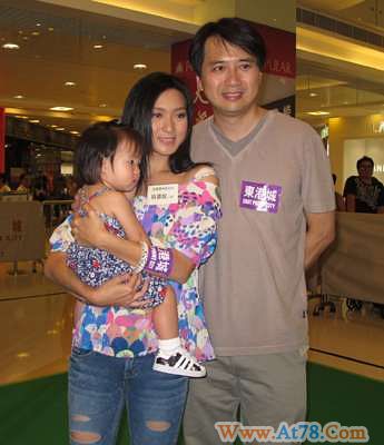 姚嘉妮带女儿出席活动 老公做主持她做嘉宾