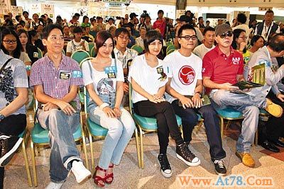 黄秋生再次出言嘲讽嫩模称可当自己是圣女贞德