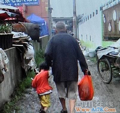 富有乞丐夫妇曝光：家有三层小楼 晚餐三菜一汤