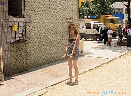 广东东莞警方绳牵卖淫女游街惹争议