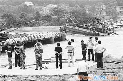 武汉6艘挖沙船撞断百米大桥影响5万人出行