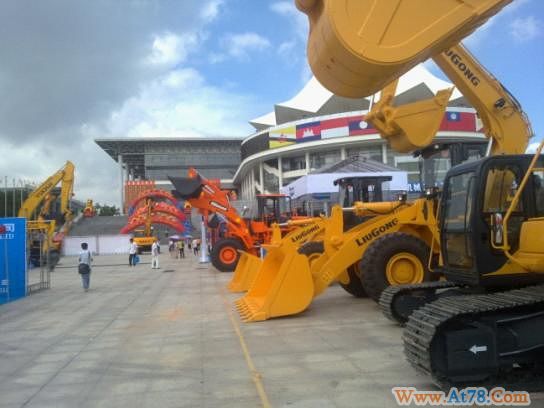 柳工高调亮相北部湾工程机械展会