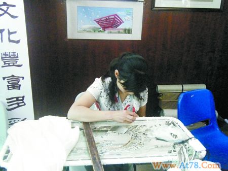 1幅刺绣20万 上海人争着买 戏剧人物造像1个3万