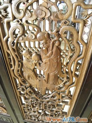 木雕寓意吉祥 贴金工艺高超:雅致华丽岭南木雕