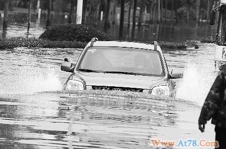 郑州暴雨淹城41路段严重积水 市委政府网上致歉(图)
