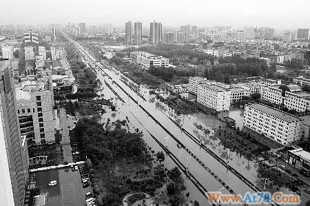 暴雨致郑州北环路成河道拥堵3公里(图)