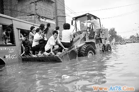 暴雨致郑州北环路成河道拥堵3公里(图)