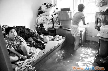 暴雨致郑州北环路成河道拥堵3公里(图)