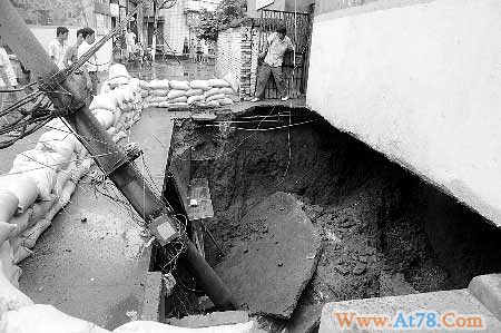 暴雨致郑州北环路成河道拥堵3公里(图)