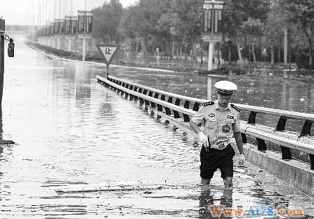 暴雨致郑州41处严重积水7座立交桥断行(图)