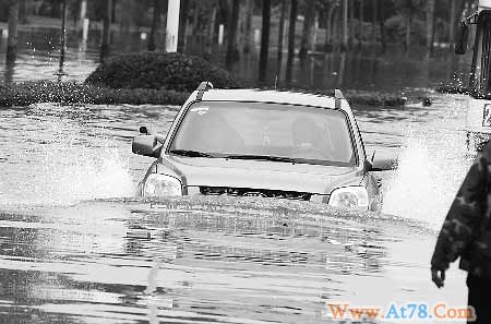 暴雨致郑州41处严重积水7座立交桥断行(图)