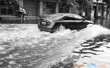 暴雨致郑州41处严重积水7座立交桥断行(图)