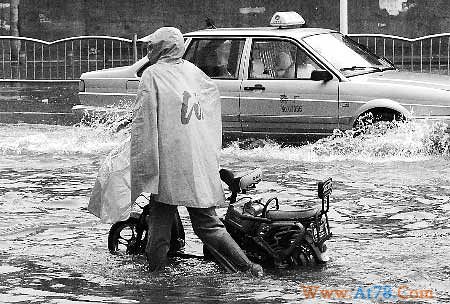 暴雨致郑州41处严重积水7座立交桥断行(图)