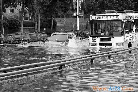 河南省多地遭遇洪涝灾害9人死亡1人失踪
