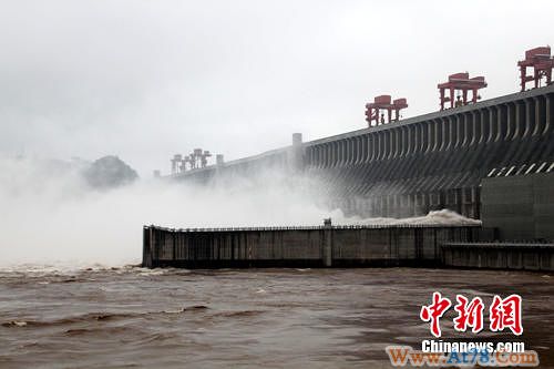 三峡大坝迎来建库以来最大洪峰(图)