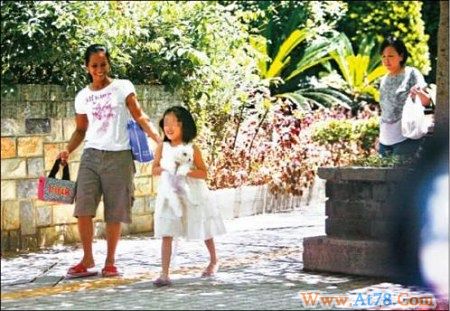 贾静雯离婚着急赚钱养家 送小狗陪女儿解闷(图)