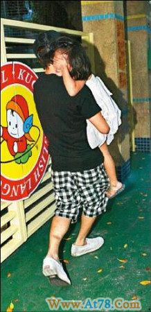 贾静雯离婚着急赚钱养家送小狗陪女儿解闷(图)