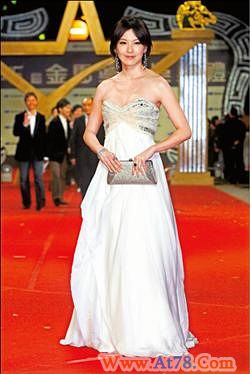 35岁林熙蕾惊现鱼尾纹刻意打扮难掩老态