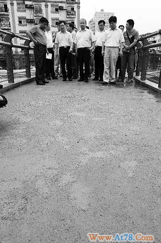 郑州天桥出现质量问题续:铺装材料仍处试验阶段