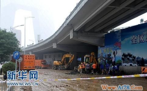 北京国贸桥下自来水、燃气管道因施工导致泄漏