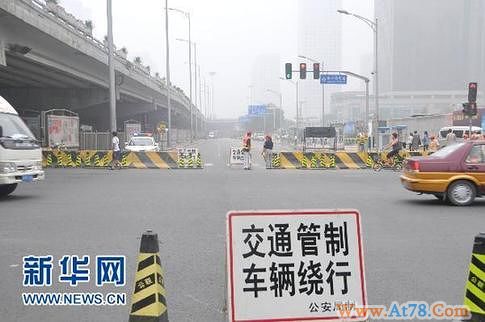 北京国贸桥下自来水、燃气管道因施工导致泄漏