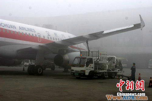 成都双流机场遇罕见夏季大雾袭击关闭4小时