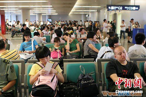 成都双流机场遇罕见夏季大雾袭击关闭4小时