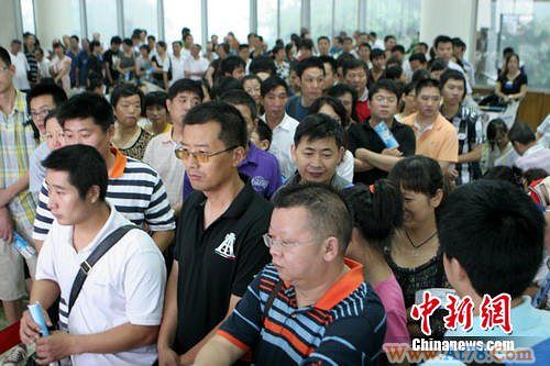 成都双流机场遇罕见夏季大雾袭击关闭4小时