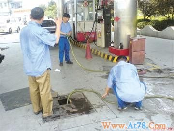 上海加油站冒用中石化标志低价卖掺水汽油(图)