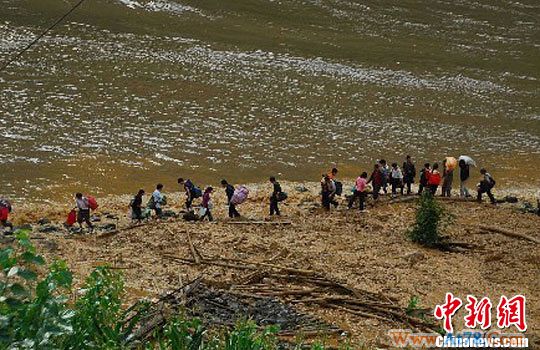 四川凉山冕宁发生山体滑坡致2死11人失踪(组图)