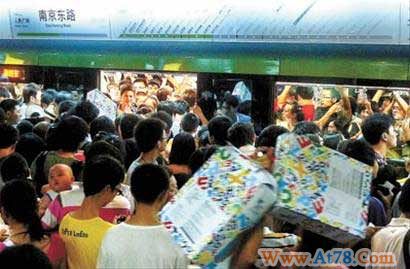 上海轨道交通出现夜高峰自动售票机票被卖空