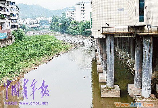 四川雅安宾馆被指占河道建房多数官员拒绝采访