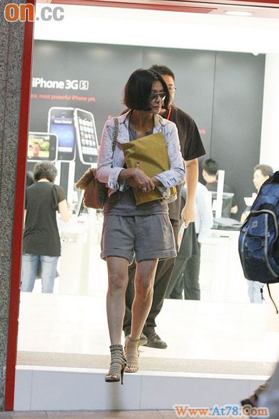 关之琳现身街头看手机 (对恋情闭口不回应(图)