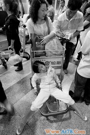 南航波音737因故障紧急返回昆明 乘客惊心动魄