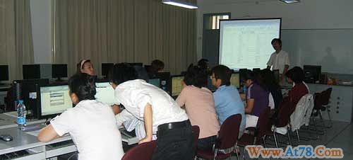 图二：闸北区教育局审计室工作人员互动学习“普教版”