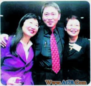 王雪红（左）、王文洋（中）和王雪龄三姐弟。