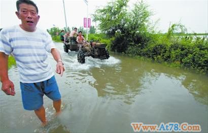 沈阳辽河段堤坝滑坡500余村民转移(图)