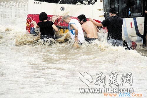 武汉暴雨致城区多处严重积水部分路段交通拥堵