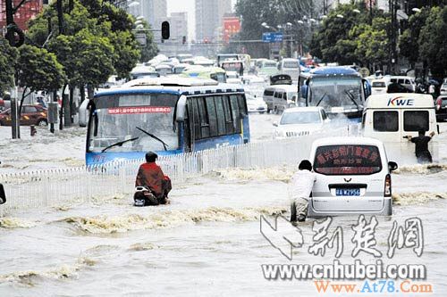 武汉暴雨致城区多处严重积水部分路段交通拥堵