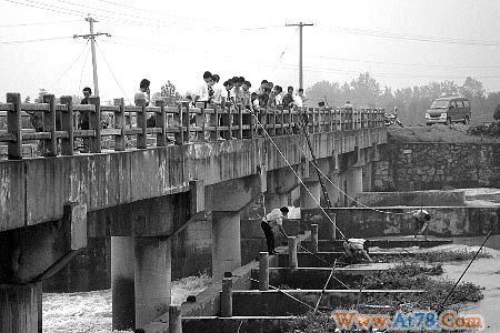 河南信阳多处河道和水库水位猛增
