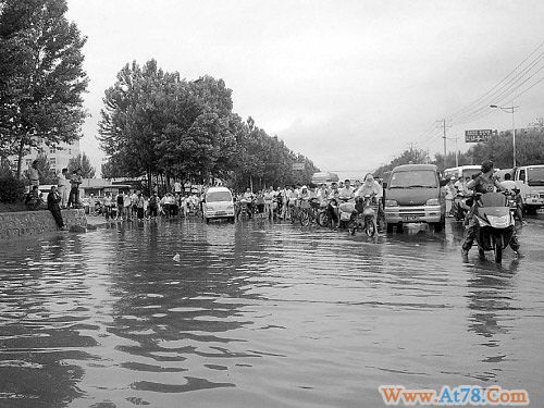 沈阳遇暴雨4公里路堵塞万辆车(图)