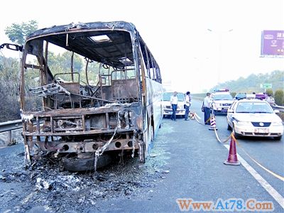 长沙机场高速一大客车烧毁2人死亡多人受伤