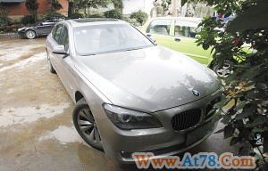 村支书开宝马住豪宅网友发帖称其卖地敛财(图)