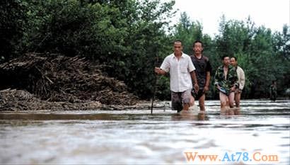 东北遭暴雨袭击辽宁铁岭胜利河决口3千人转移