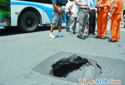 上海路面塌陷公交车陷入一米深坑(图)