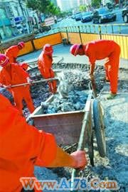 上海路面塌陷公交车陷入一米深坑(图)