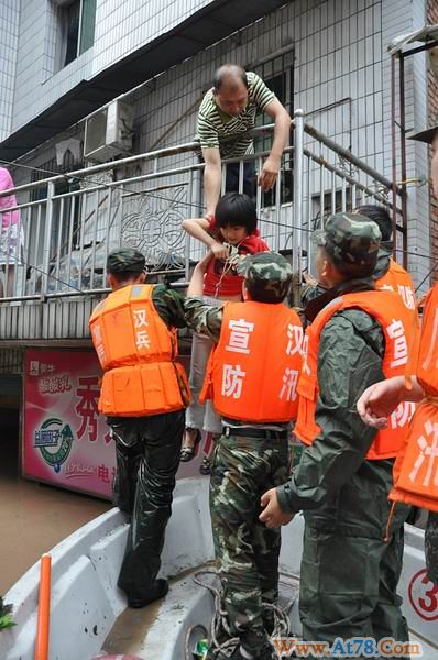 达州军分区抗击“7.18”特大洪灾纪实(图)