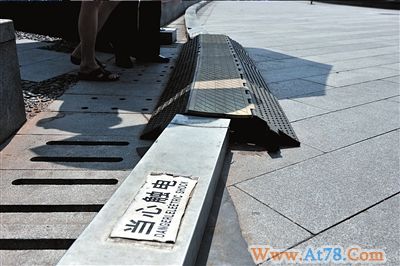 国家大剧院警示标识英文翻译被指有误(图)